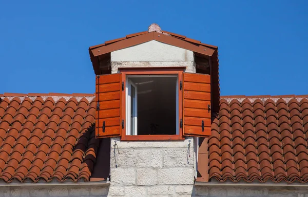 Eski pencere açılmış panjurlar ile — Stok fotoğraf