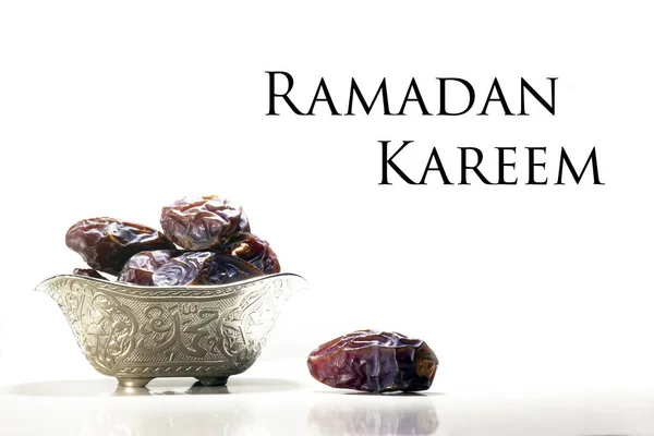 Mooie Kom Vol Met Dadelvruchten Symboliserend Ramadan Witte Achtergrond Rechtenvrije Stockfoto's