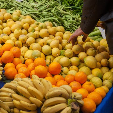 Pazar pazarında taze meyve ve sebze.