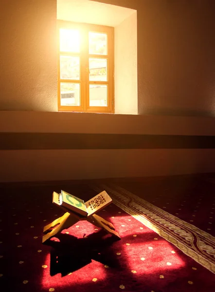 Corán Libro Sagrado Los Musulmanes Escena Una Mezquita —  Fotos de Stock