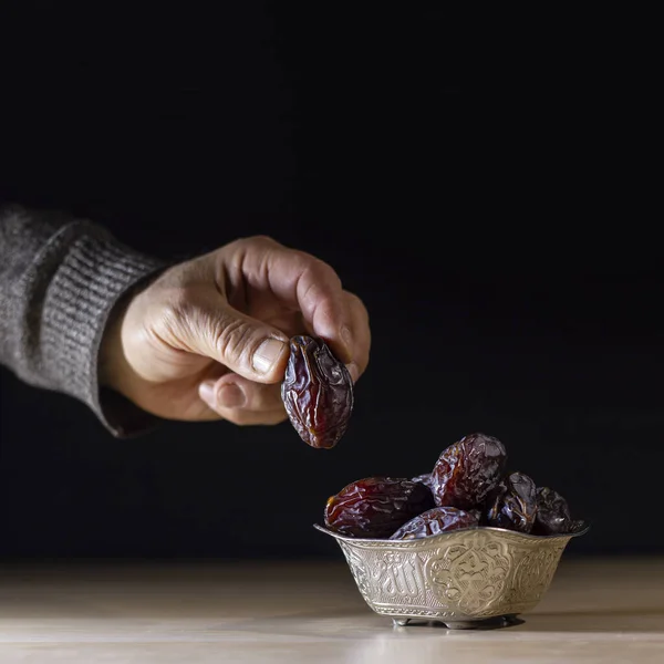 Tangan Manusia Mengambil Buah Tanggal Dari Mangkuk Indah Pada Waktu — Stok Foto