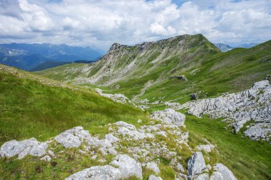İnanılmaz Dağ manzarasının panoramik görüntüsü 