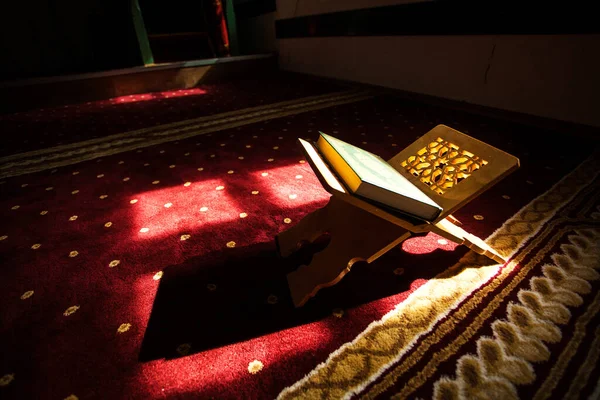 古兰经 穆斯林圣书 斋月期间在清真寺的场景 — 图库照片