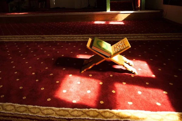 Κοράνι Ιερό Βιβλίο Των Μουσουλμάνων Σκηνή Στο Τζαμί Στο Ραμαζάνι Εικόνα Αρχείου