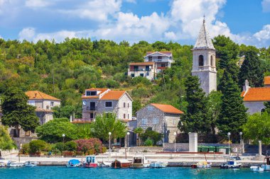 Küçük bir turizm kasabası - Prviç Luka, Vodice ve Sibenik, Hırvatistan yakınlarındaki Prviç adasında