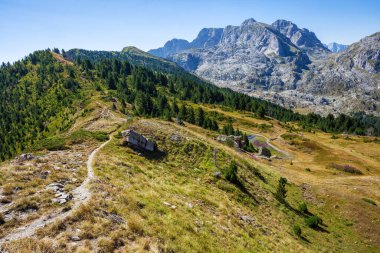 Dağlarda dar patika 