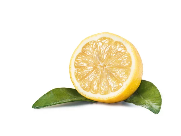 Zitrone mit isolierten Blättern — Stockfoto
