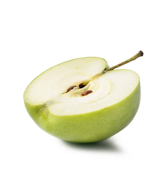 Setengah dari apel hijau terisolasi — Stok Foto