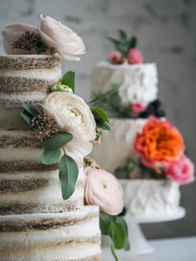 Çiçekli düğün pastaları