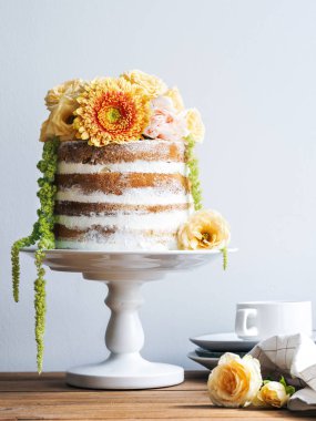 Güzel çiçeklerle düğün pastası