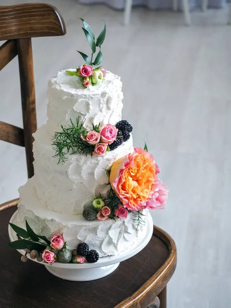 Pastel de boda con flores — Foto de Stock