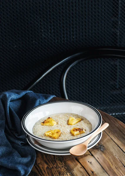 Haferbrei zum Frühstück — Stockfoto