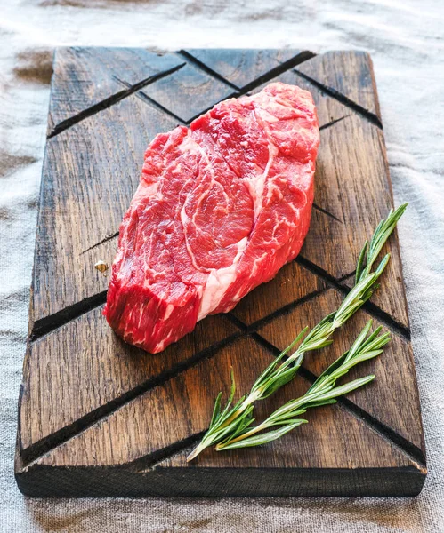 Čerstvé hovězí steak — Stock fotografie