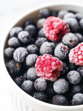 Kabın içinde olgun çilek karışımı 