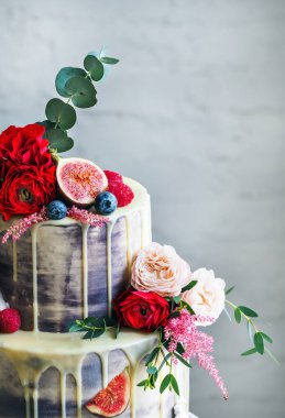 Çiçekli düğün pastası