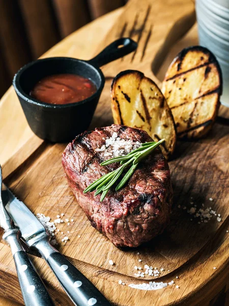 Hovězí steak s rozmarýnem — Stock fotografie