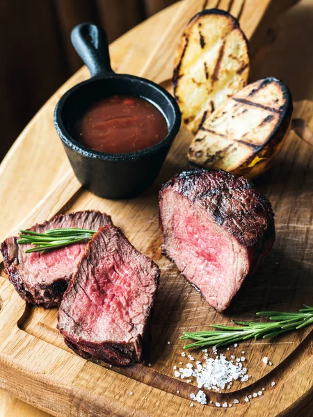Hovězí steak s rozmarýnem — Stock fotografie