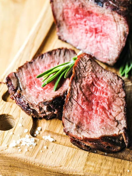 Hovězí steak s rozmarýnem — Stock fotografie