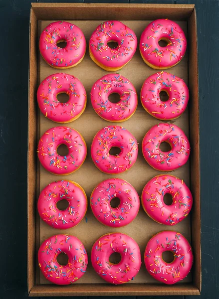 Von oben Aufnahme von rosa Donuts — Stockfoto