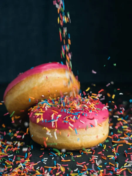 Vista frontal de rosquinhas rosadas — Fotografia de Stock