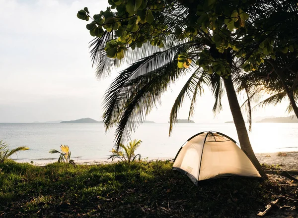 帐篷的海洋沙滩上 — 图库照片