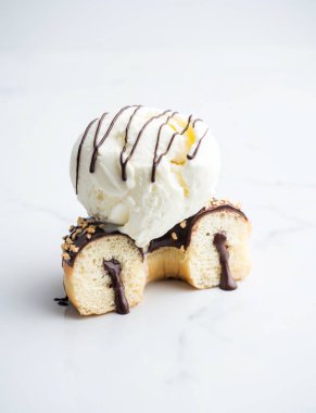 Yarısından donut dondurma ile 