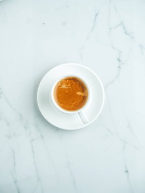 Mermer yüzeyindeki kahve