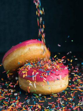 Pembe çörek şekerle serpme 