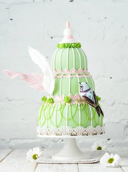 鳥の置物で緑のウェディング ケーキ — ストック写真