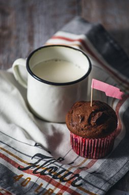 Ev yapımı sadece pişmiş kek ve süt