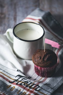 Ev yapımı sadece pişmiş kek ve süt