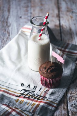 Ev yapımı sadece pişmiş kek ve süt