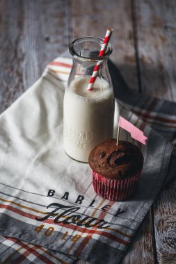 Ev yapımı sadece pişmiş kek ve süt