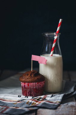 Ev yapımı sadece pişmiş kek ve süt