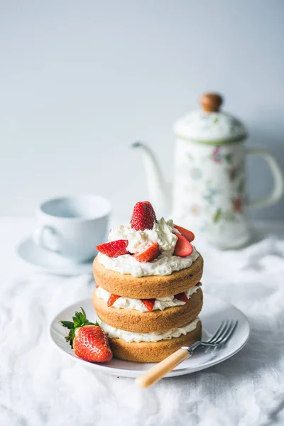 イチゴとおいしいケーキ — ストック写真