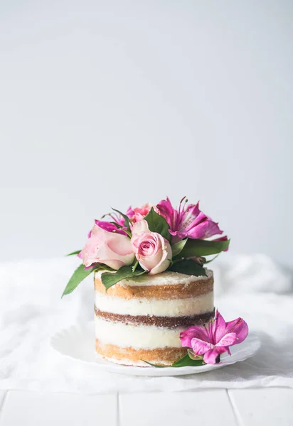 Délicieux gâteau aux fleurs — Photo