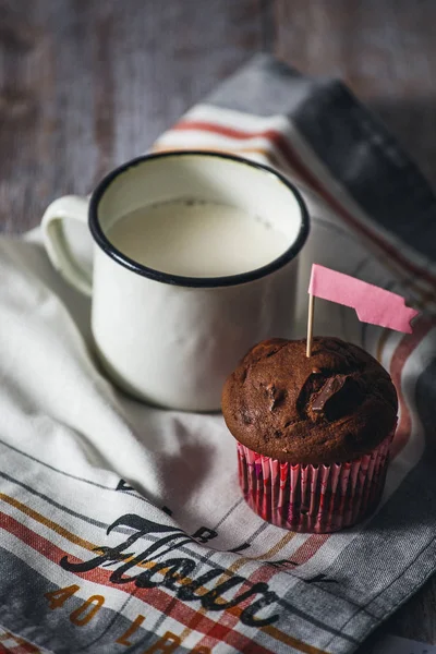 Ev yapımı sadece pişmiş kek ve süt