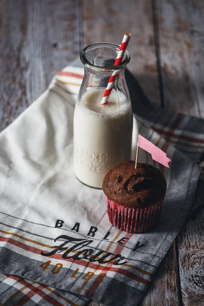 Ev yapımı sadece pişmiş kek ve süt