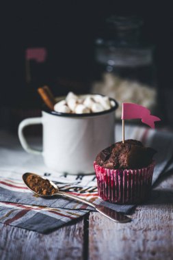 Şekerlemeli sıcak çikolata.