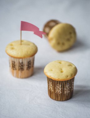 Bir plaka üzerinde lezzetli muffins