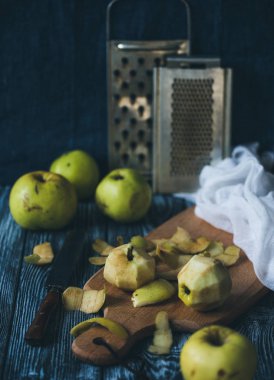 Paslanmaz aracıyla rendelenmiş elma 
