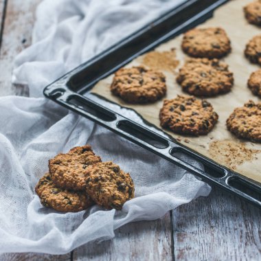 Çikolata parçacıklı kurabiye.