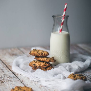 Çikolata parçacıklı kurabiye.