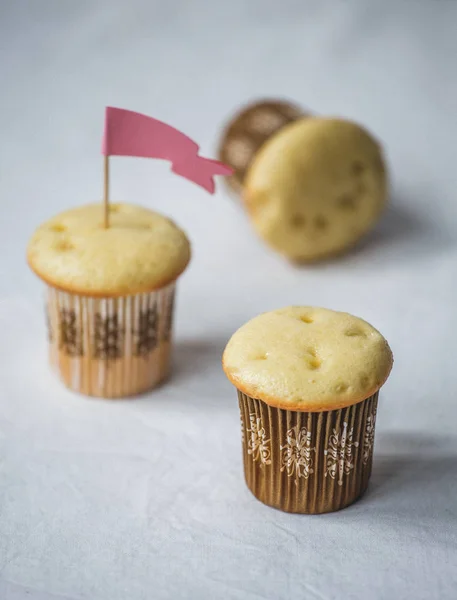 Leckere Muffins auf einem Teller — Stockfoto