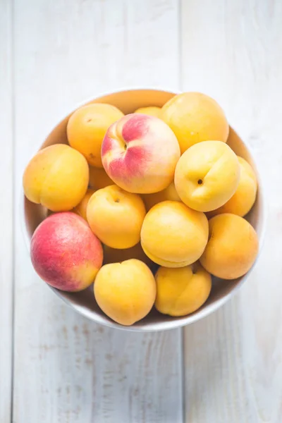 Fresh apricots and peaches — Stock Photo, Image