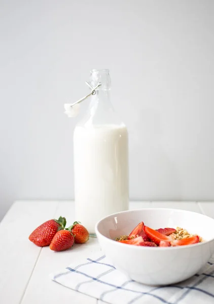 Botella con leche y fresas — Foto de Stock