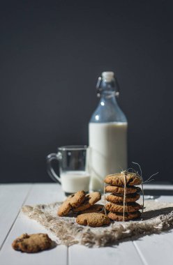 Bir yığın çikolatalı kurabiye. 