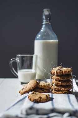 Bir yığın çikolatalı kurabiye. 