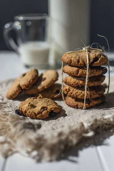 Bir yığın çikolatalı kurabiye. 