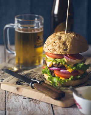 Bir sığır patty ile Burger